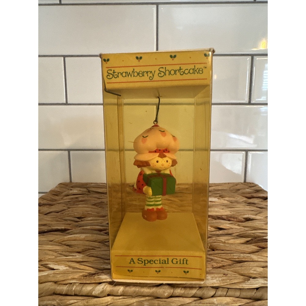 Vintage 1983 Strawberry Shortcake "A Special Gift" Ornament American Greetings